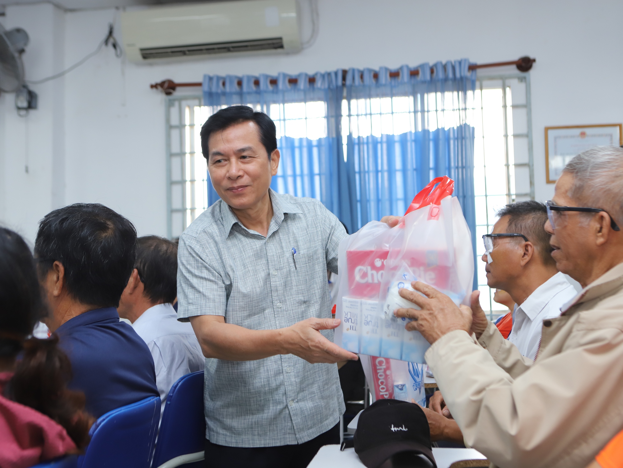 Hội Cựu Công an nhân dân TP HCM tặng quà, hỗ trợ viện phí mổ mắt cho hội viên- Ảnh 9.