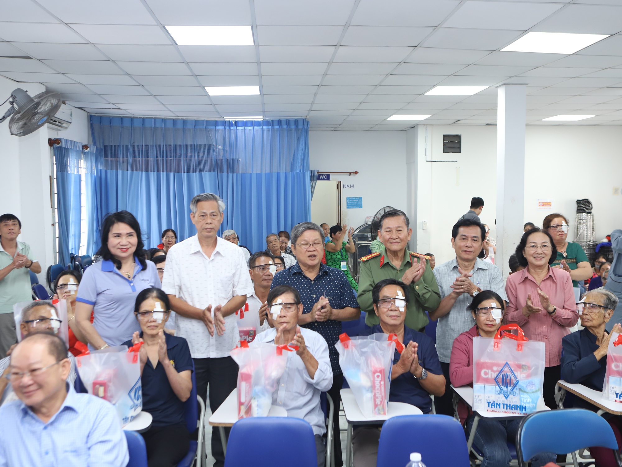 Hội Cựu Công an nhân dân TP HCM tặng quà, hỗ trợ viện phí mổ mắt cho hội viên- Ảnh 12.