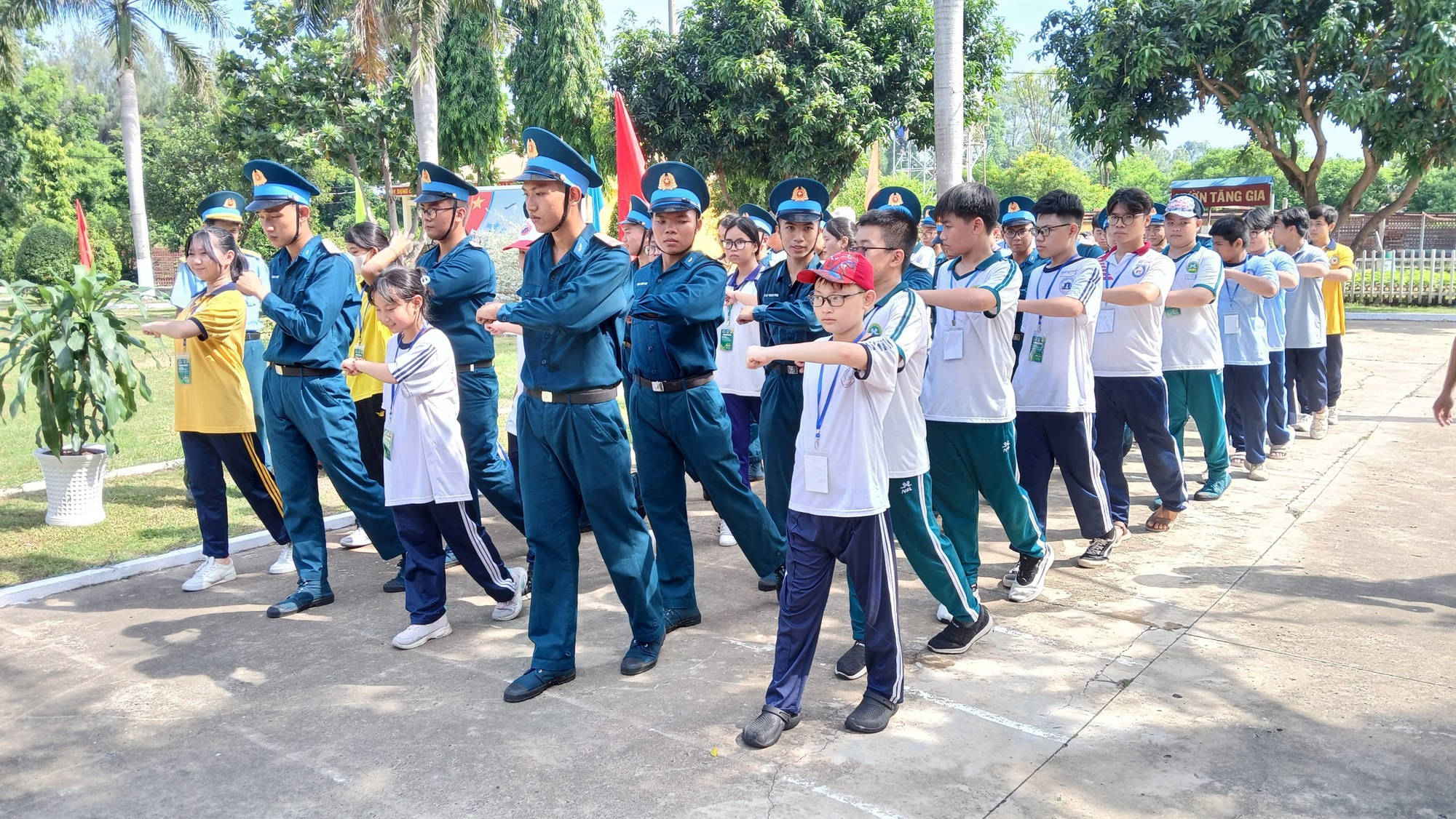 Thanh thiếu niên quận Tân Bình trải nghiệm làm chiến sĩ Quân đội- Ảnh 2.