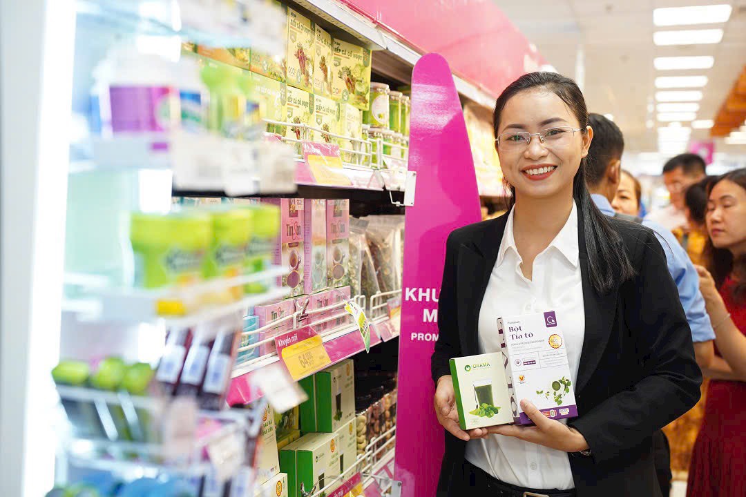 Chị Nguyễn Ngọc Hương giới thiệu sản phẩm OCOP của công ty tại Co.opmart Xa lộ Hà Nội. (Ảnh do nhân vật cung cấp) Chị Nguyễn Ngọc Hương giới thiệu sản phẩm OCOP của công ty tại Co.opmart Xa lộ Hà Nội. (Ảnh do nhân vật cung cấp)