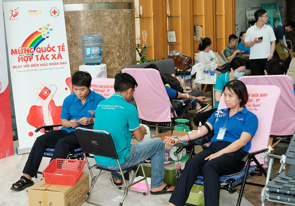 CB NV Saigon Co.op hiến máu chào mừng ngày Quốc tế HTX