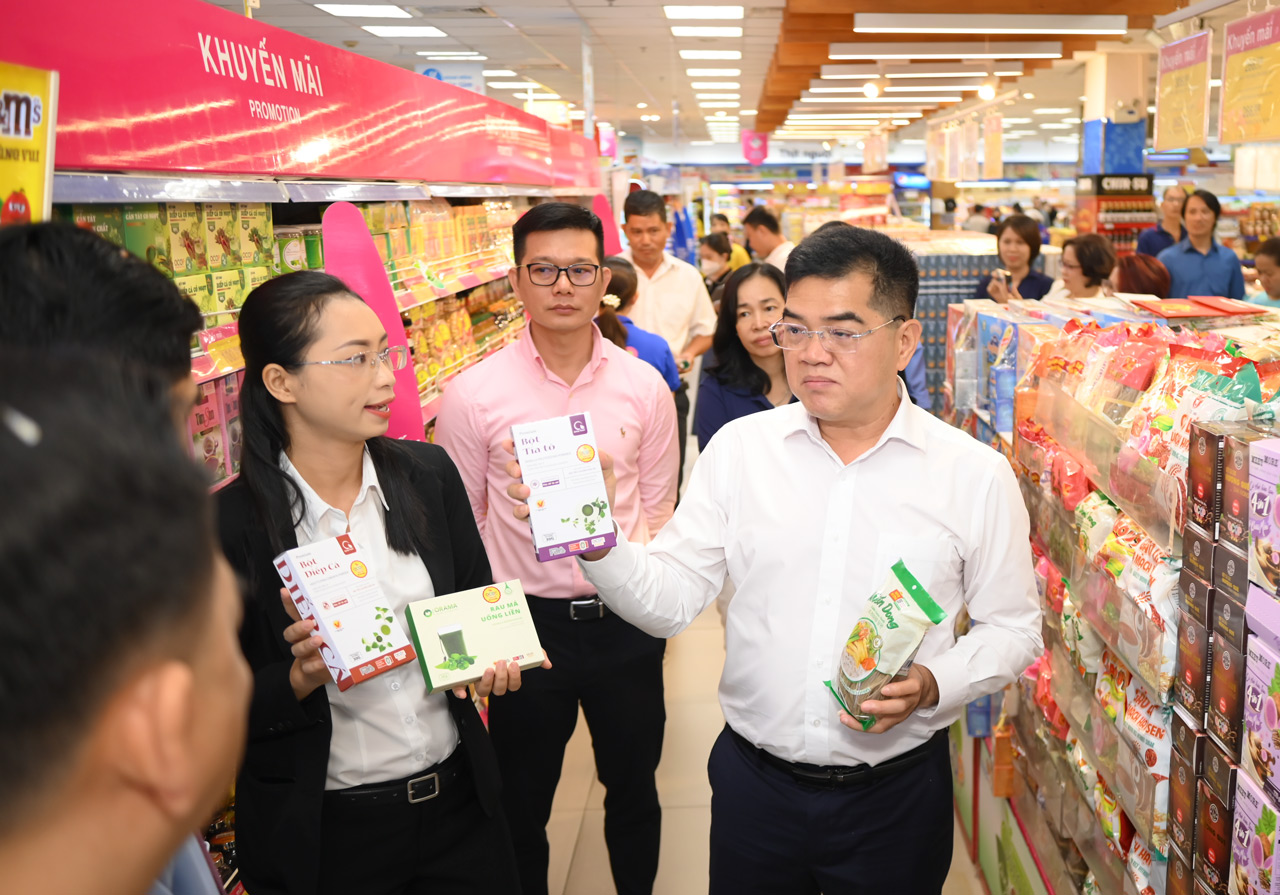Giám đốc kinh doanh Saigon Co.op giới thiệu các sản phẩm OCOP đạt 3 sao, 4 sao đến từ các HTX trên toàn quốc