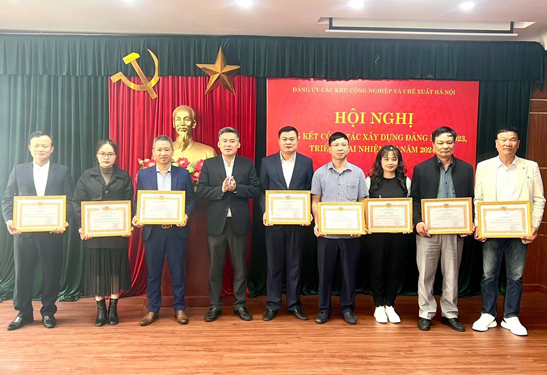 Bí thư Đảng ủy, Trưởng Ban Quản lý Các KCN-CX Hà Nội Lê Quang Long trao bằng khen cho các tập thể, cá nhân có thành tích xuất sắc trong công tác xây dựng Đảng Ảnh: HƯƠNG LY Bí thư Đảng ủy, Trưởng Ban Quản lý Các KCN-CX Hà Nội Lê Quang Long trao bằng khen cho các tập thể, cá nhân có thành tích xuất sắc trong công tác xây dựng Đảng Ảnh: HƯƠNG LY