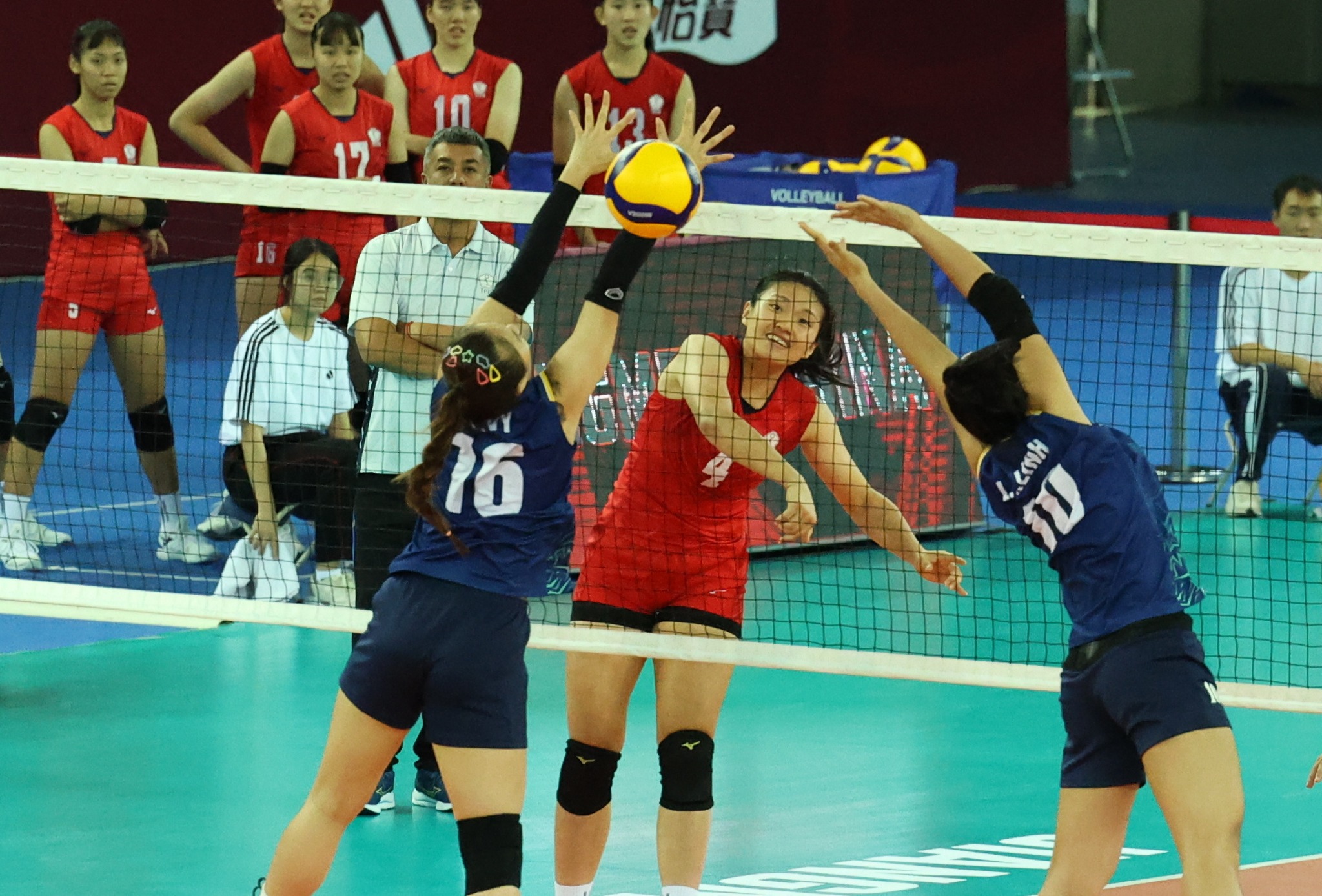 Tim Vietnam U20 memenangkan hak untuk berpartisipasi dalam Kejuaraan Dunia Bola Voli Wanita U21 2025 - Foto 3. Tuyển U20 Việt Nam giành quyền tham dự Giải vô địch bóng chuyền U21 nữ thế giới 2025- Ảnh 3.