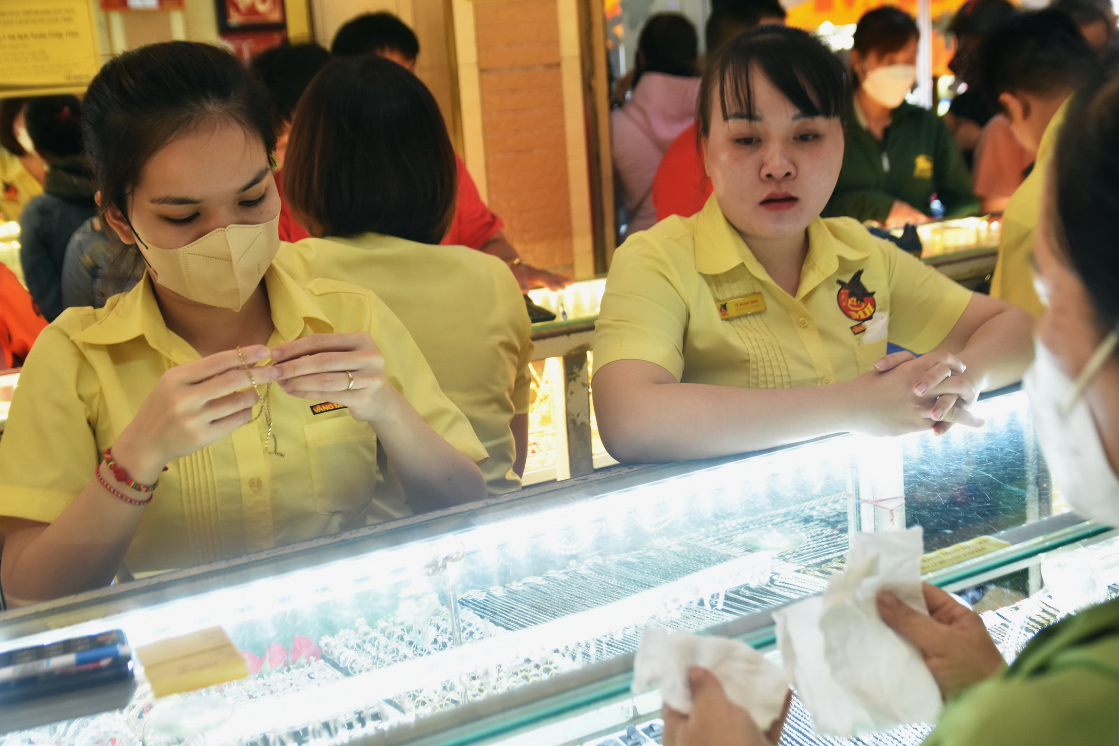 Vàng miếng SJC, vàng nhẫn thế nào khi giá thế giới biến động dữ dội?- Ảnh 1. Vàng miếng SJC, vàng nhẫn thế nào khi giá thế giới biến động dữ dội?- Ảnh 1.