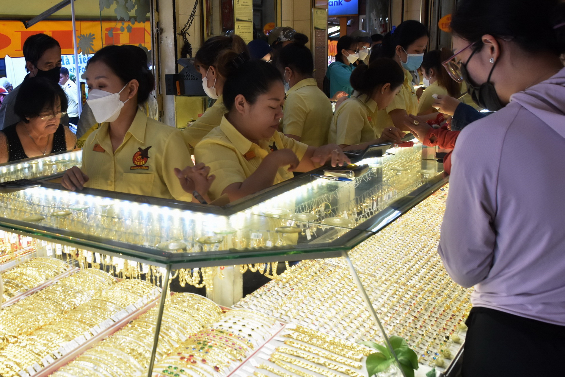 Giá vàng nhẫn giảm trở lại, vàng miếng SJC duy trì mức cao- Ảnh 1. Giá vàng nhẫn giảm trở lại, vàng miếng SJC duy trì mức cao- Ảnh 1.