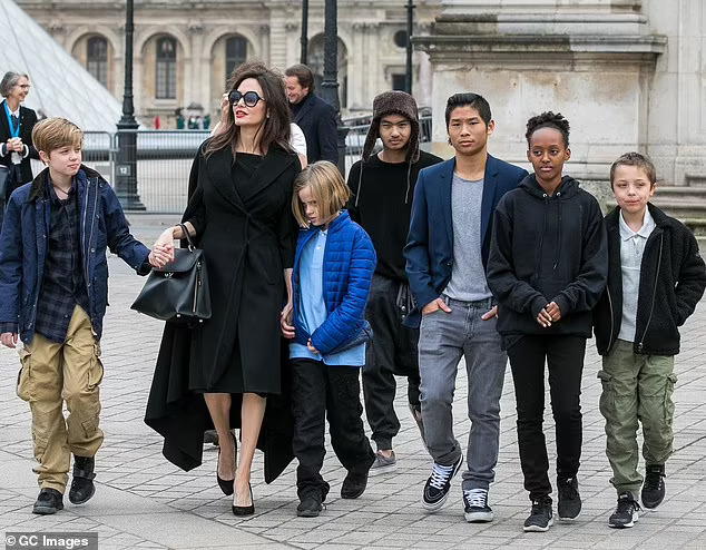 Brad Pitt liên tục
