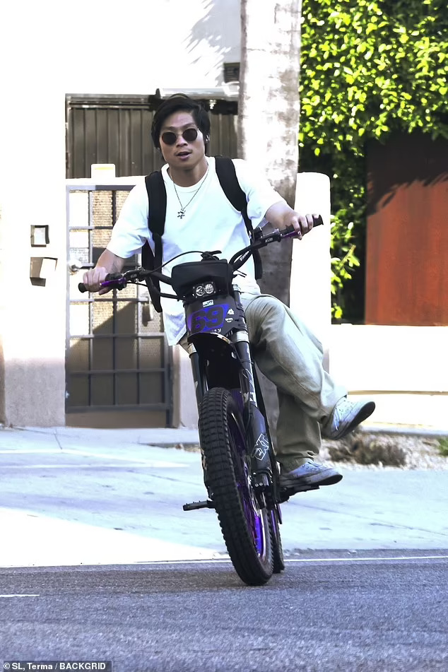 Brad Pitt liên tục