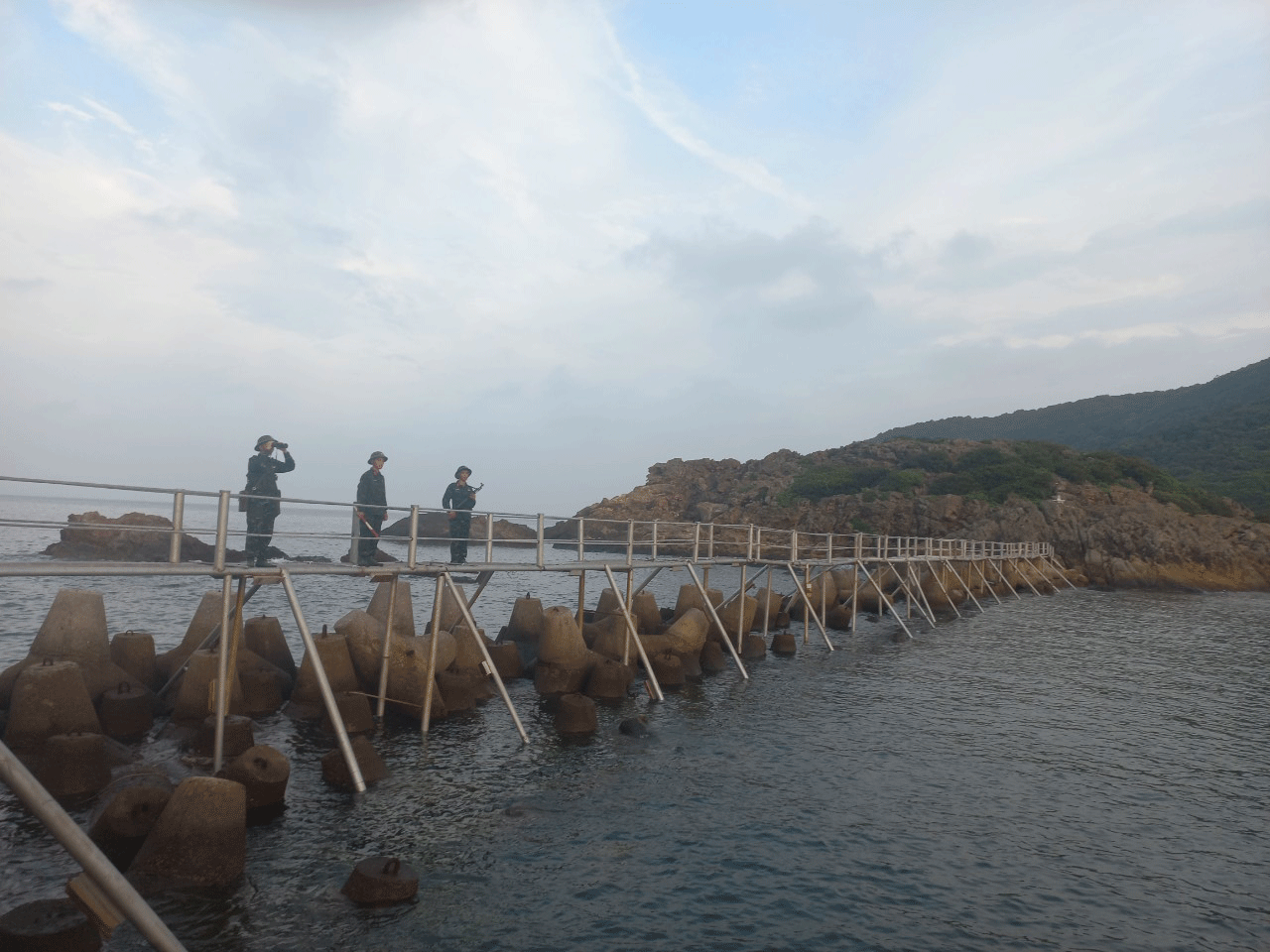 CUỘC THI VIẾT “CHỦ QUYỀN QUỐC GIA BẤT KHẢ XÂM PHẠM”: Kiên cường lính đảo Hòn Mê- Ảnh 1.