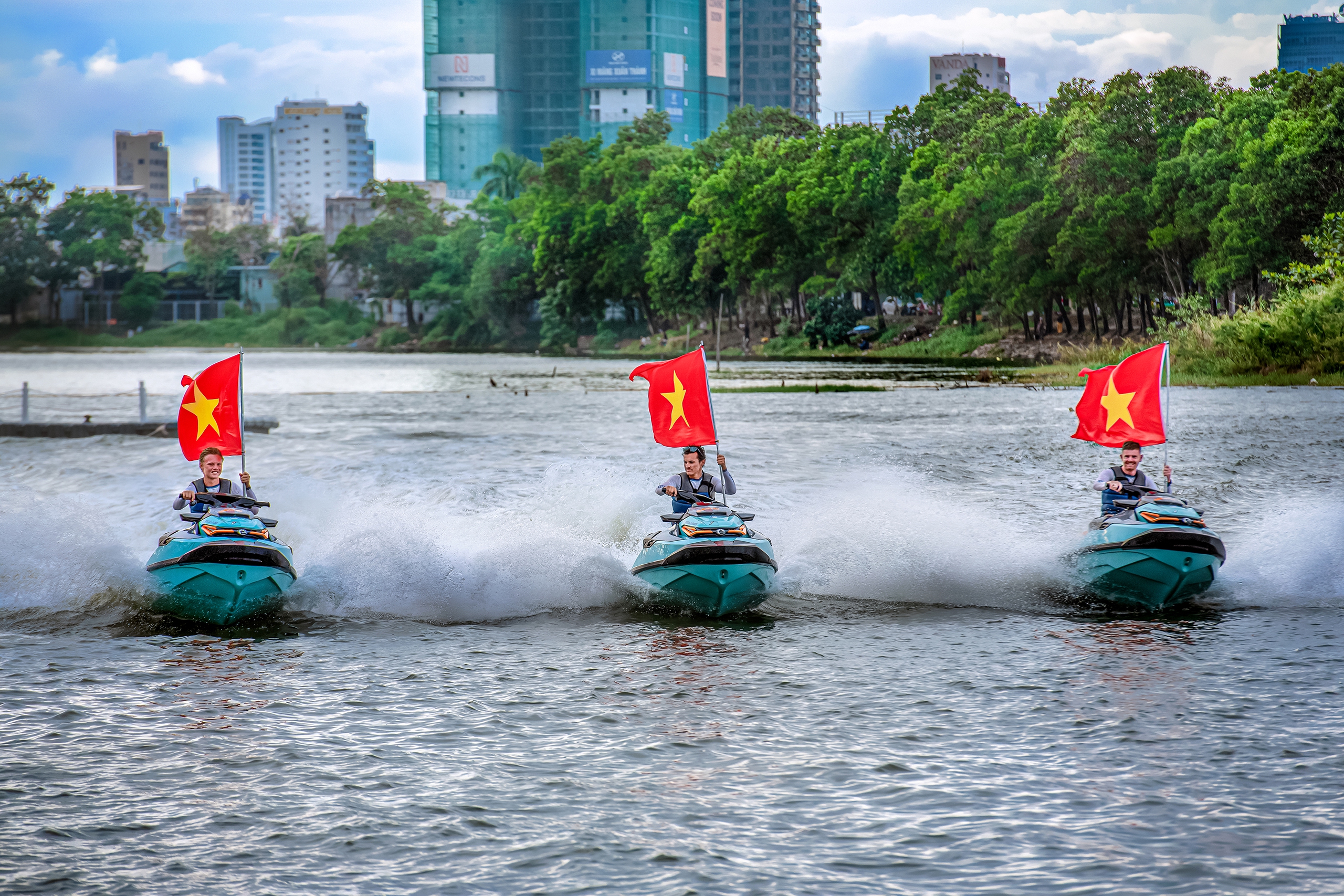 Chúng tôi yêu Việt Nam. Ảnh: TRẦN VĂN LUẬN