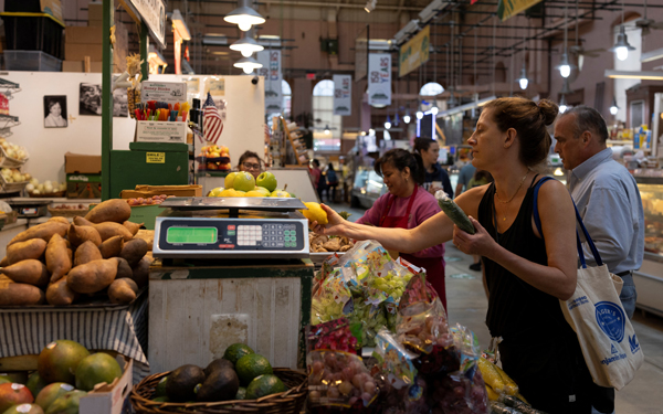 Người dân mua sắm tại chợ Eastern Market ở thủ đô Washington - Mỹ hôm 9-8. Ảnh: REUTERS