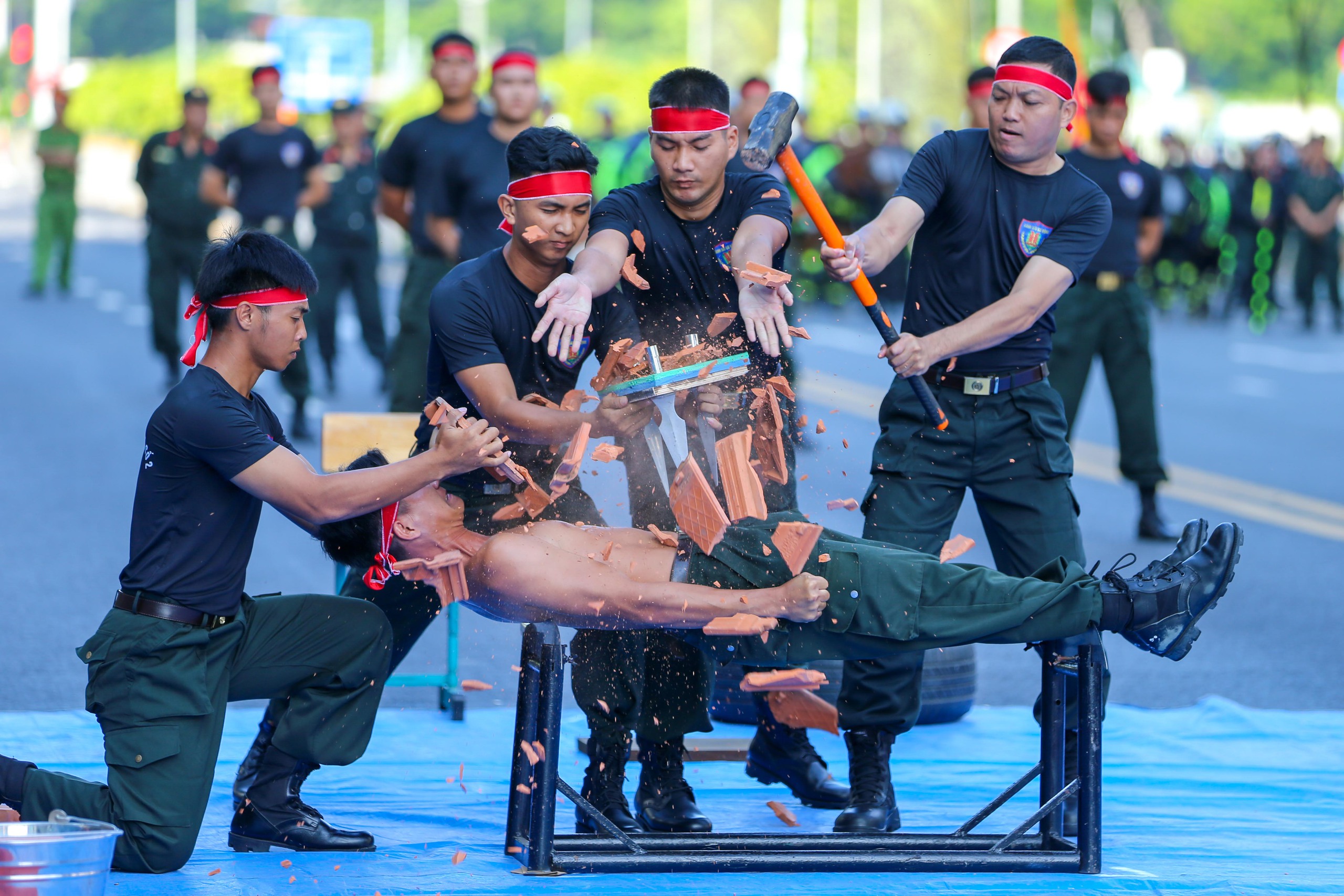 Mãn nhãn với màn trình diễn đỉnh cao của kỵ binh trên đường phố TP HCM- Ảnh 14.