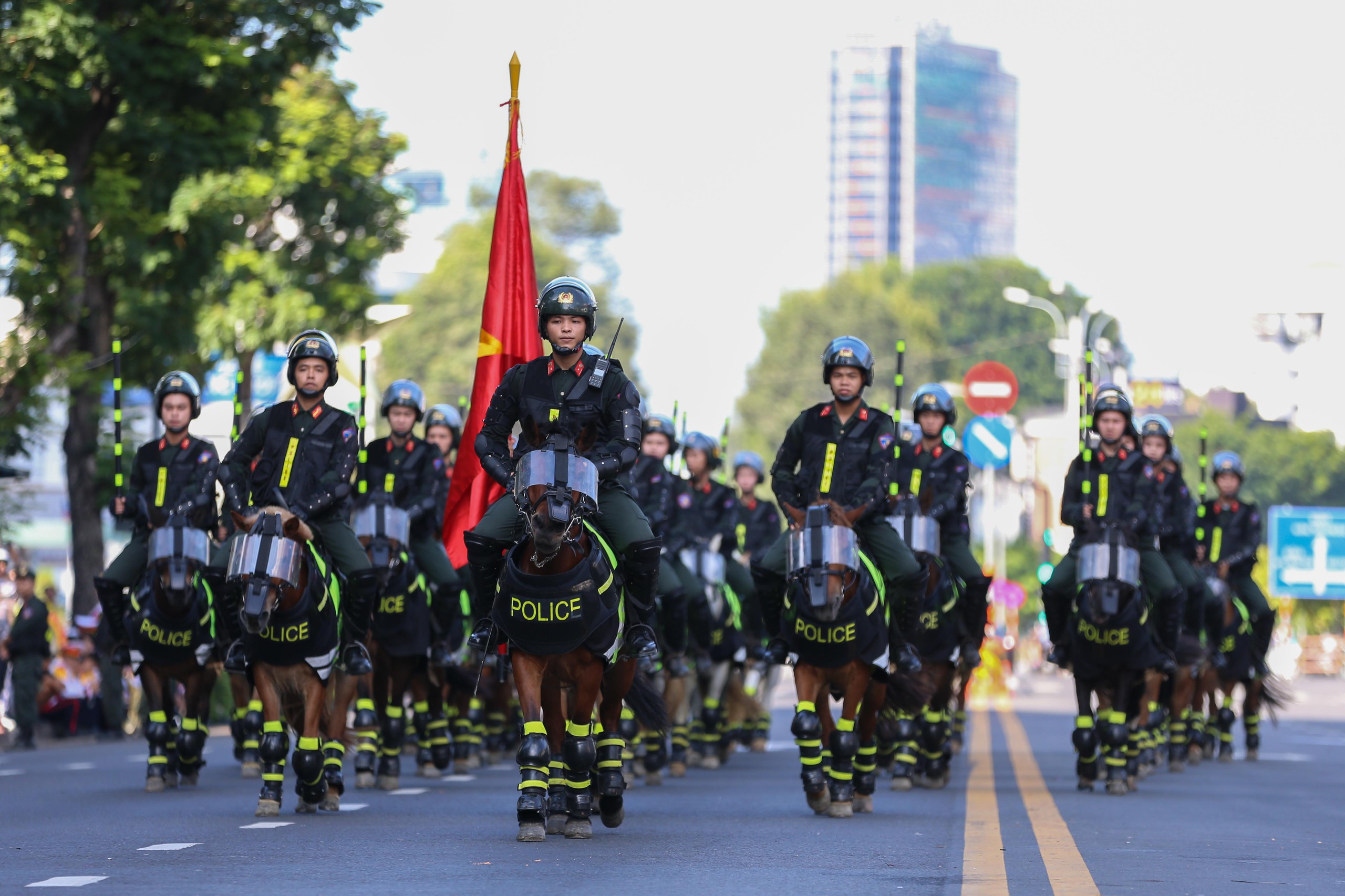 Mãn nhãn với màn trình diễn đỉnh cao của kỵ binh trên đường phố TP HCM- Ảnh 1.