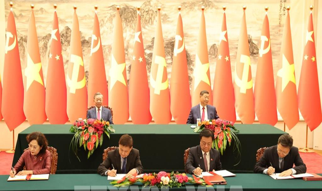 Sầu riêng đông lạnh, dừa tươi và cá sấu có Sầu riêng đông lạnh, dừa tươi và cá sấu có