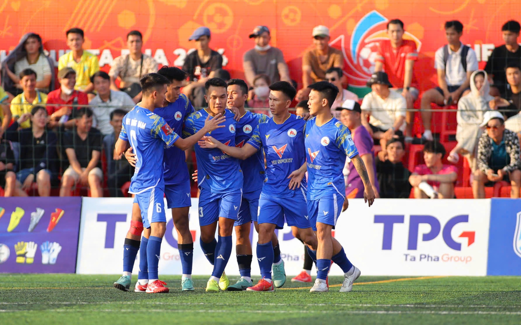 Doanh nh&acirc;n khao kh&aacute;t vực dậy b&oacute;ng đ&aacute; TP HCM - Ảnh 3.