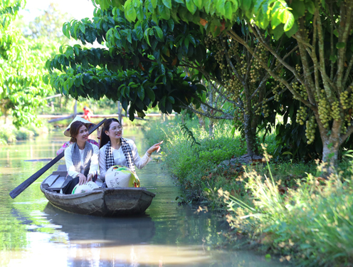 Du khách trải nghiệm du lịch hè tại Cần Thơ Ảnh: CA LINH