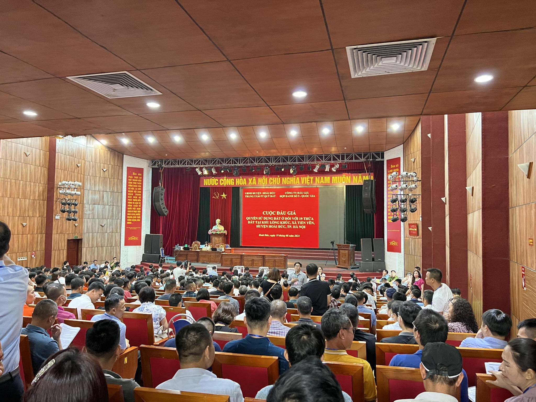 Xuyên đêm đấu giá đất ngoại thành, giá cao ngất ngưởng 133,3 triệu đồng/m2- Ảnh 1. Xuyên đêm đấu giá đất ngoại thành, giá cao ngất ngưởng 133,3 triệu đồng/m2- Ảnh 1.