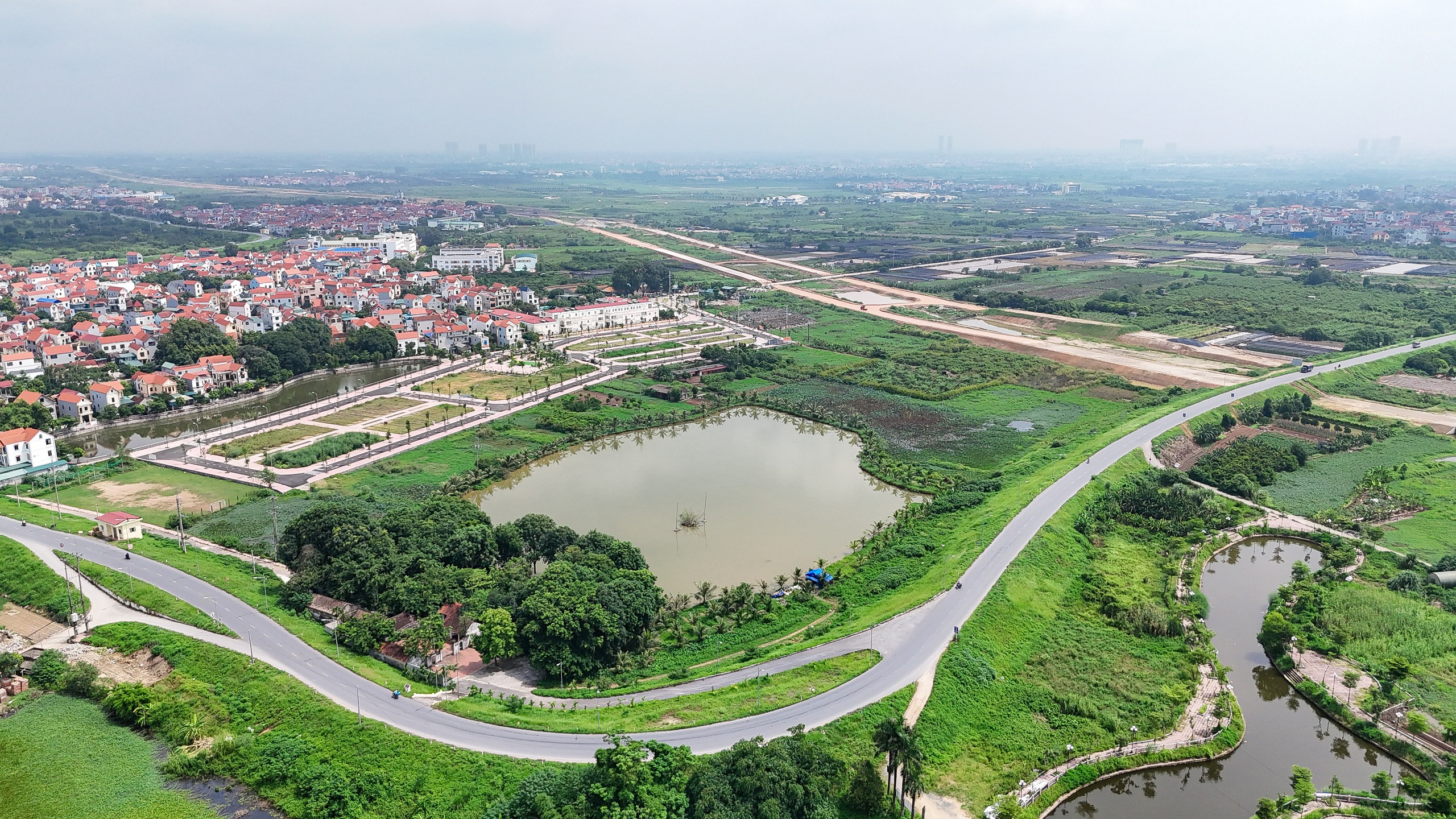 VIDEO: 19 thửa đất ngoại thành Hà Nội khiến người dân đấu giá xuyên đêm- Ảnh 6.