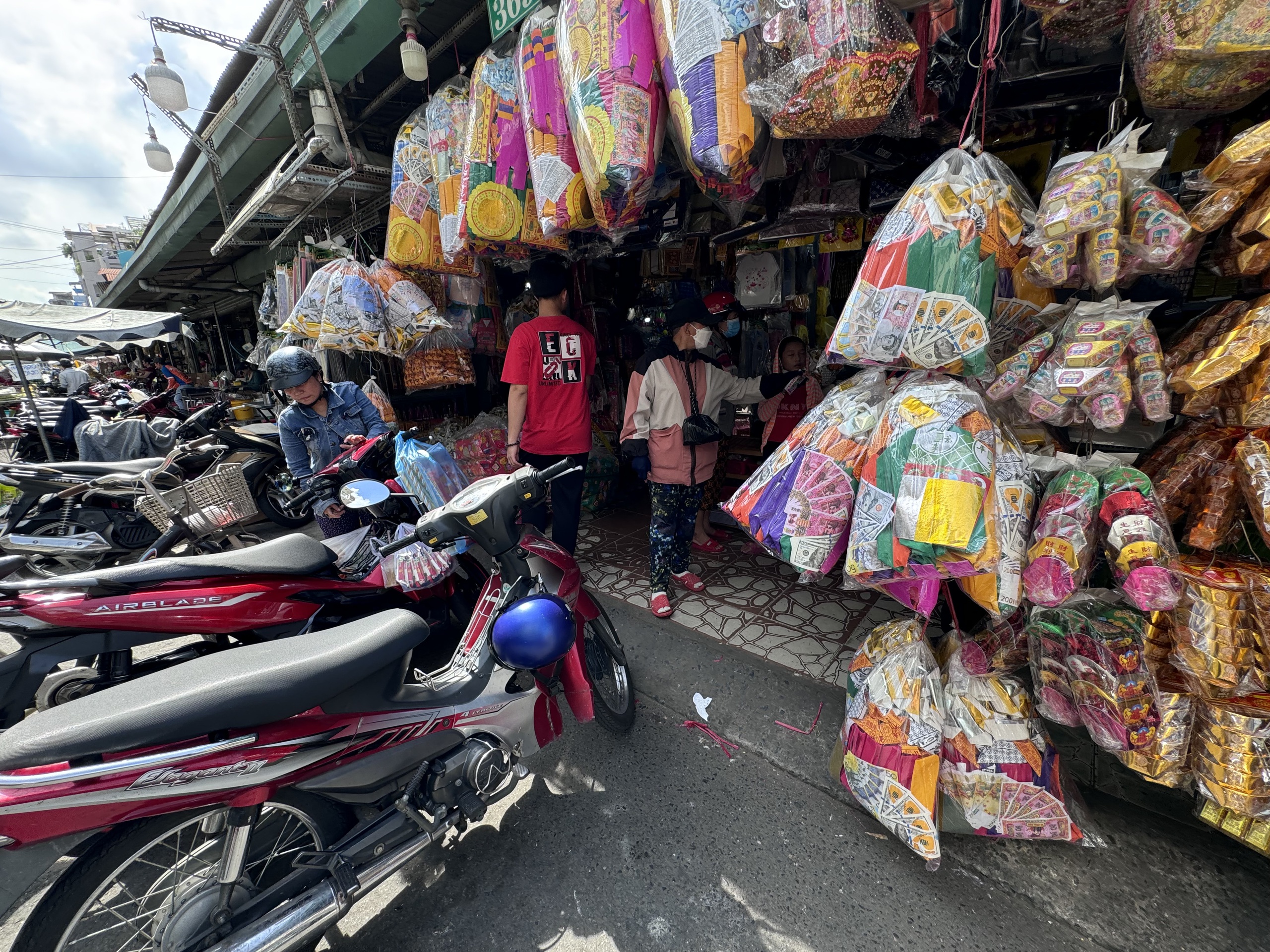 Diễn biến lạ trên thị trường vàng mã sau rằm tháng 7- Ảnh 1. Diễn biến lạ trên thị trường vàng mã sau rằm tháng 7- Ảnh 1.