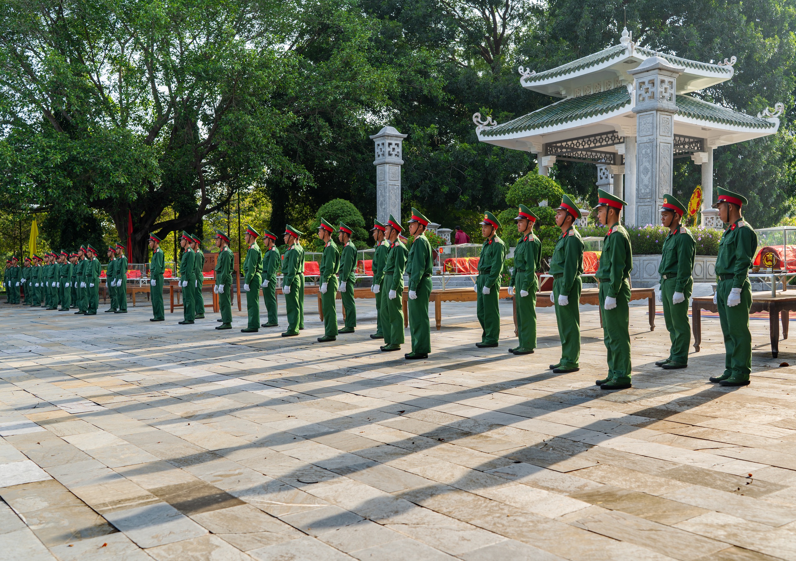 Trang nghiêm giờ làm ngày lễ