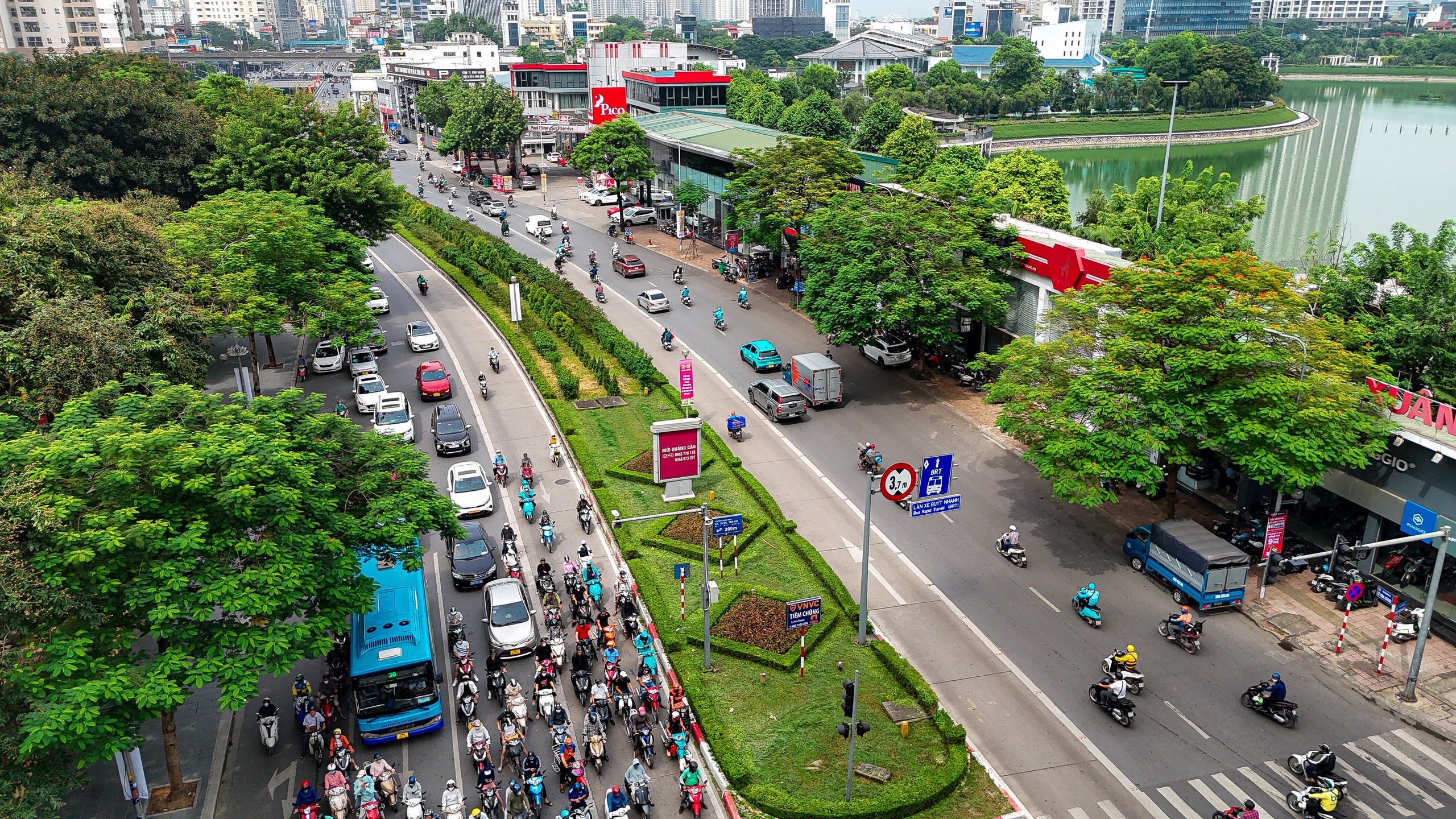 Hiện trạng 7 tuyến đường sẽ bị cắt xén vỉa hè, dải phân cách- Ảnh 2.