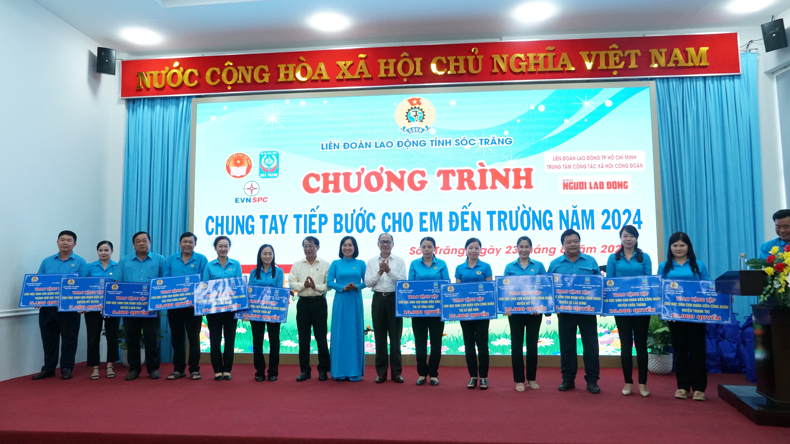 Báo Người Lao Động chung tay tiếp bước học sinh Sóc Trăng đến trường- Ảnh 17.