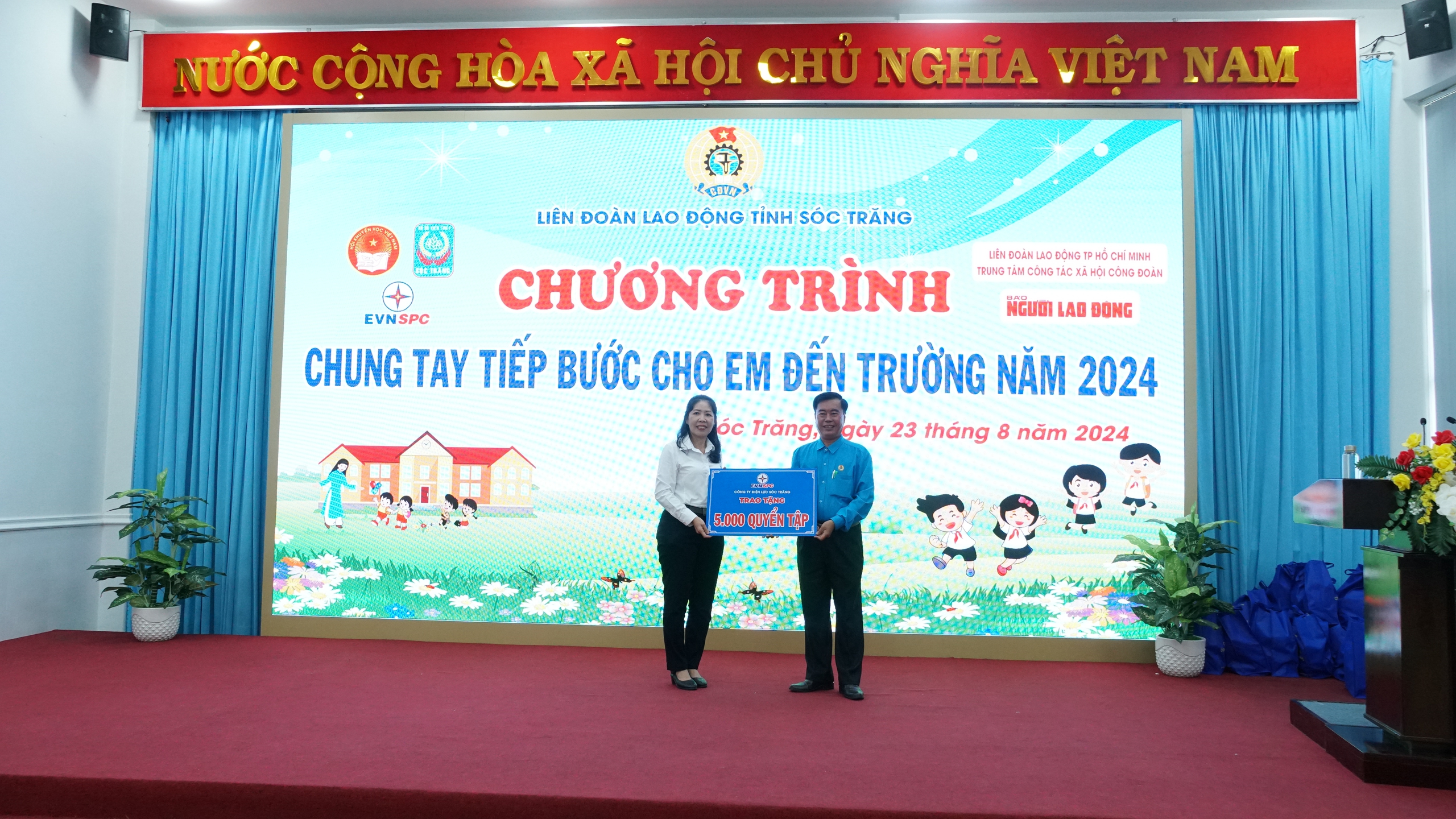 Báo Người Lao Động chung tay tiếp bước học sinh Sóc Trăng đến trường- Ảnh 18.