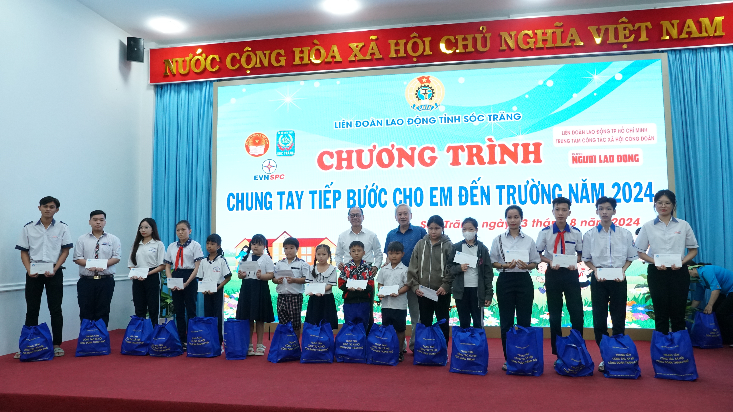 Báo Người Lao Động chung tay tiếp bước học sinh Sóc Trăng đến trường- Ảnh 5.