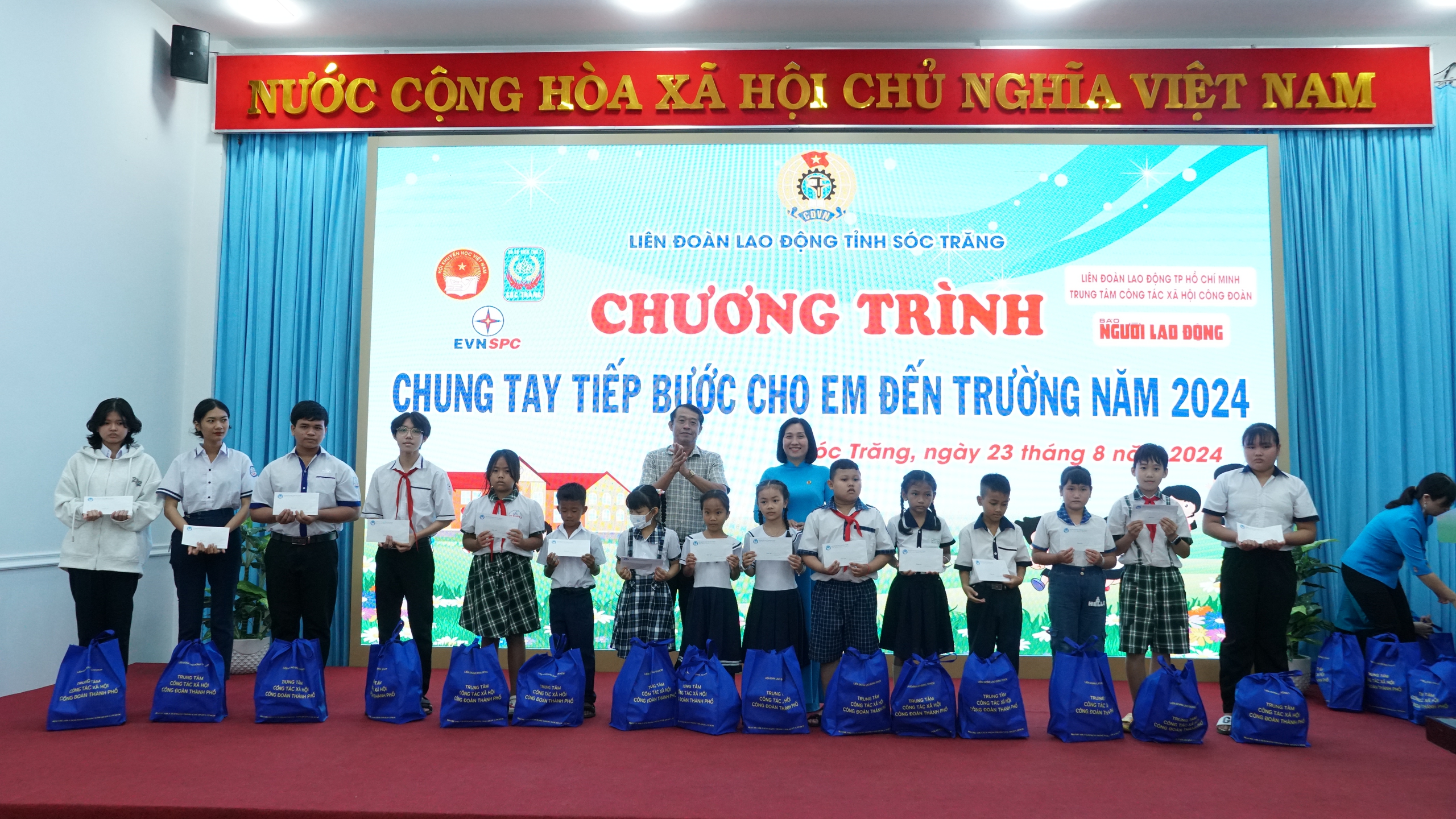 Báo Người Lao Động chung tay tiếp bước học sinh Sóc Trăng đến trường- Ảnh 7.