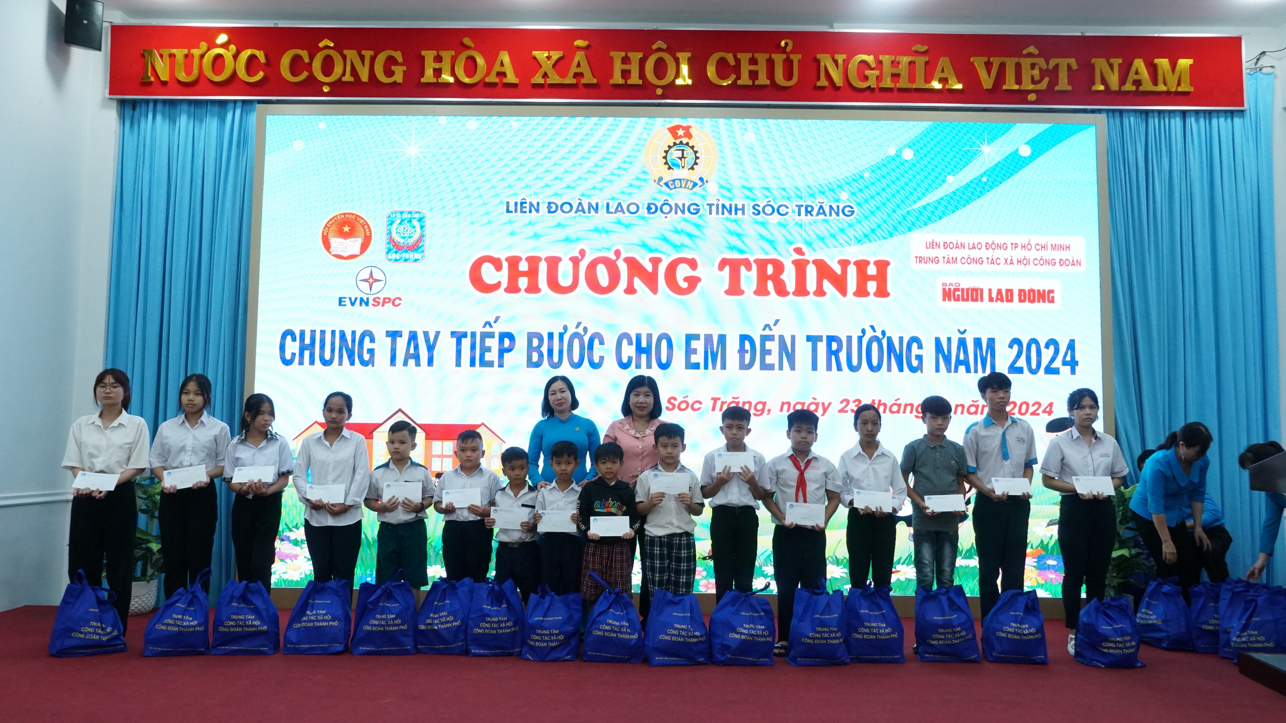 Báo Người Lao Động chung tay tiếp bước học sinh Sóc Trăng đến trường- Ảnh 8.