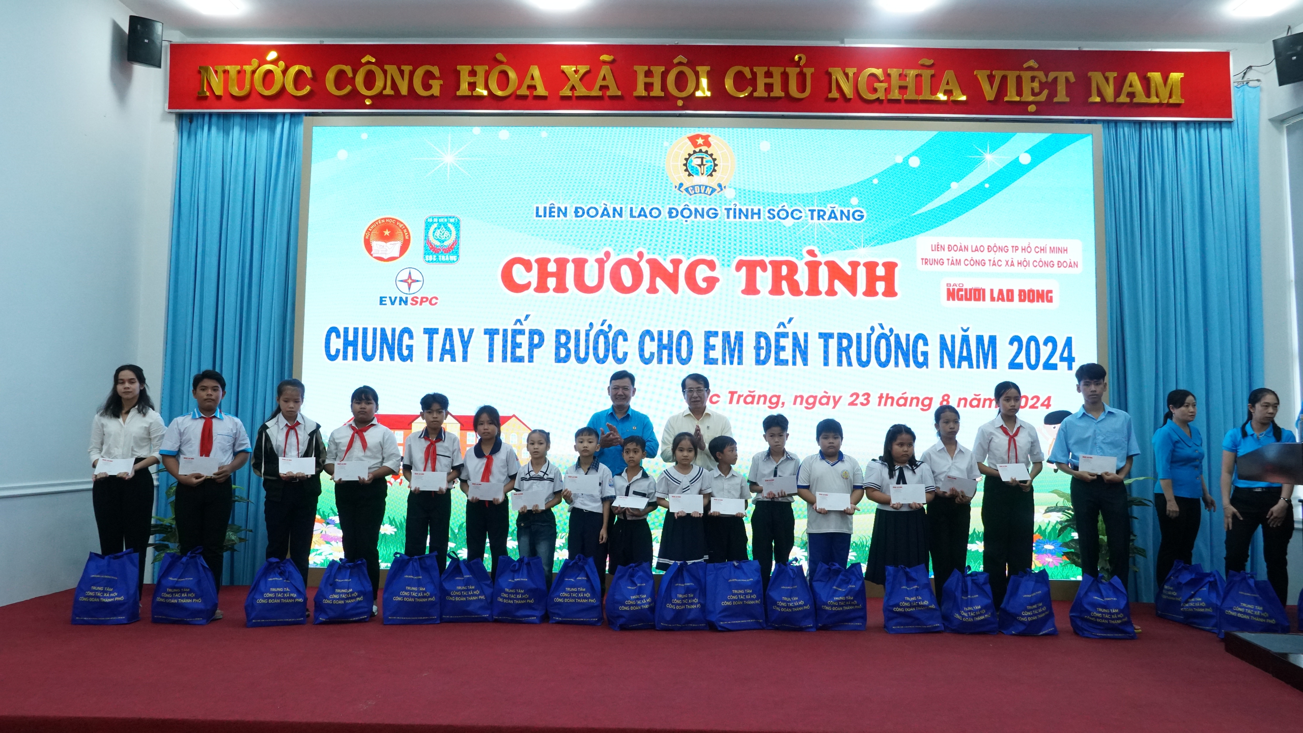 Báo Người Lao Động chung tay tiếp bước học sinh Sóc Trăng đến trường- Ảnh 11.