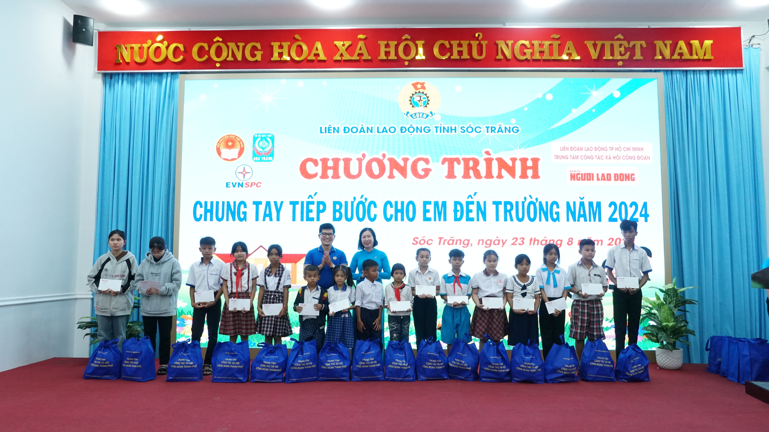 Báo Người Lao Động chung tay tiếp bước học sinh Sóc Trăng đến trường- Ảnh 12.