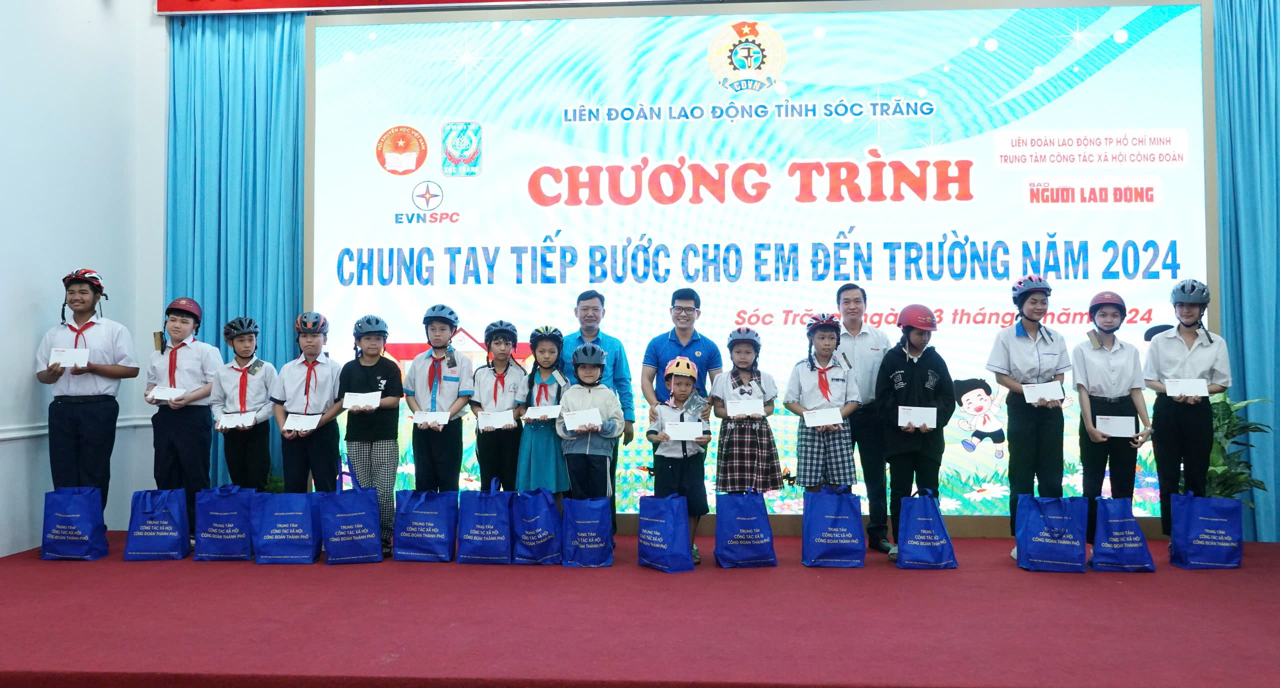 Báo Người Lao Động chung tay tiếp bước học sinh Sóc Trăng đến trường- Ảnh 14.