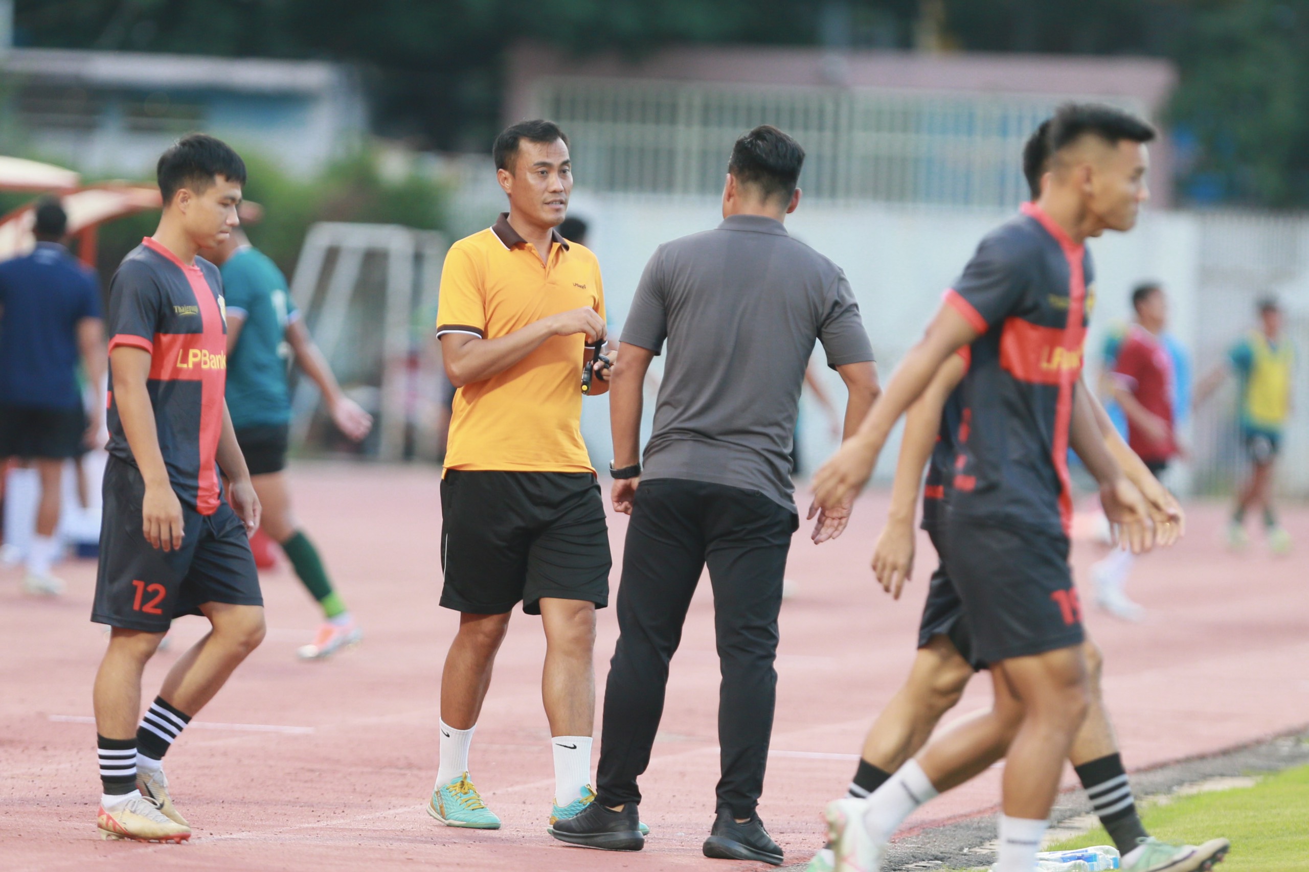 Trenér Nguyen Viet Thang má za cíl dovést mládežnický klub Ho Či Minova města do postupu do V-League - Foto 4. HLV Nguyễn Việt Thắng đặt mục tiêu đưa CLB Thanh niên TP HCM thăng hạng V-League- Ảnh 4.