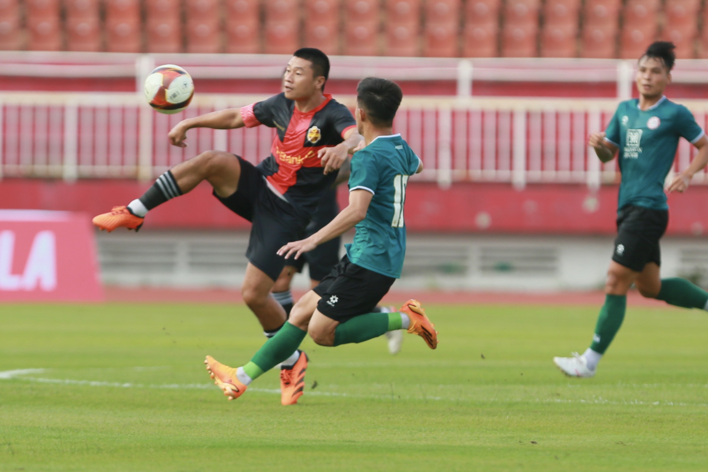 Trenér Nguyen Viet Thang má za cíl dovést mládežnický klub Ho Či Minova města do postupu do V-League - Foto 2. HLV Nguyễn Việt Thắng đặt mục tiêu đưa CLB Thanh niên TP HCM thăng hạng V-League- Ảnh 2.