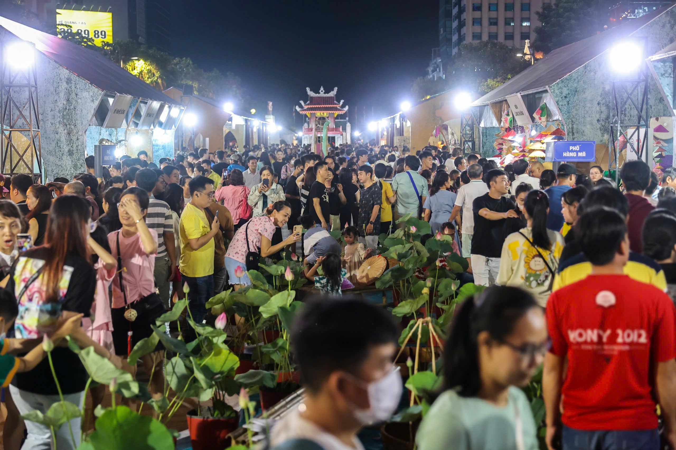 Người dân thích thú với di sản, ẩm thực Hà Nội giữa lòng TP HCM- Ảnh 21.