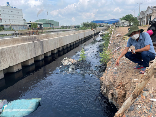 Nước xả thải từ cơ sở wash, nhuộm ra kênh Tham Lương