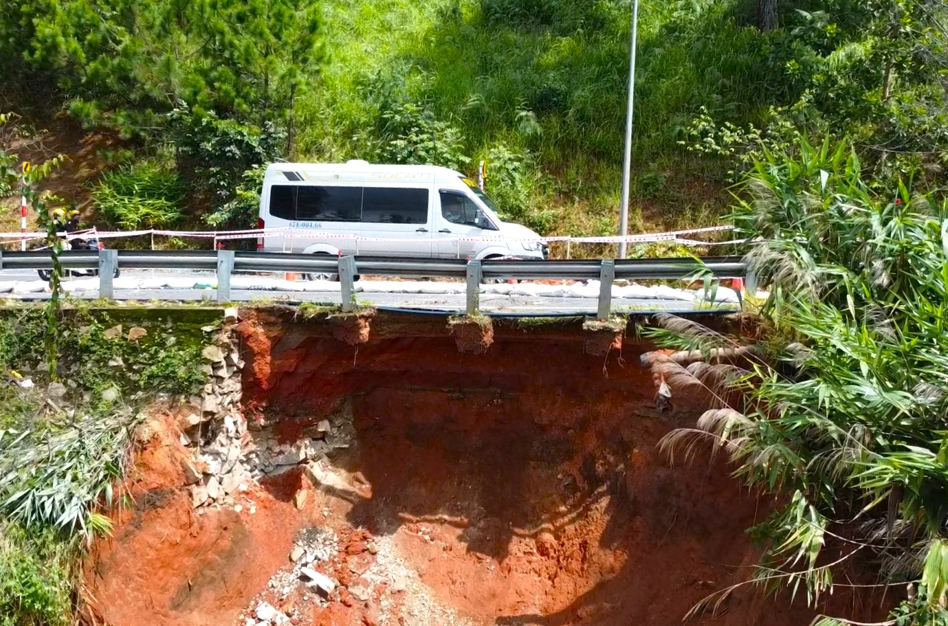 Cận cảnh sạt lở nguy hiểm trên tuyến đèo dẫn vào Đà Lạt- Ảnh 6.