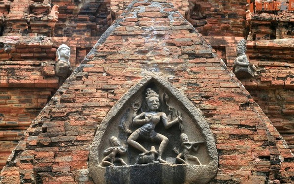 Lộ diện 2 phù điêu Champa quý tại tháp Dương Long - Ảnh 2.