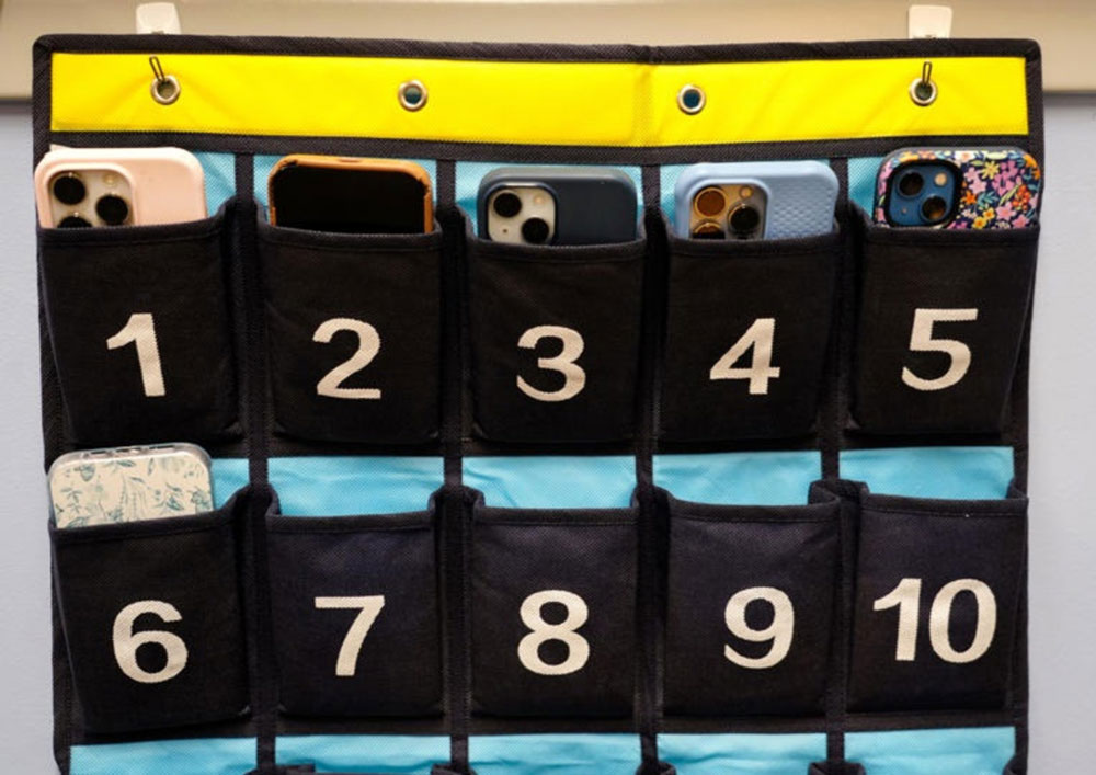 ទូរសព្ទរបស់សិស្សត្រូវទុកនៅក្នុងតំបន់ដែលបានកំណត់នៅសាលា Cincinnati Country Day School ក្នុងរដ្ឋ Indian Hill រដ្ឋ Ohio សហរដ្ឋអាមេរិក។ រូបថត៖ CINCINNATI ENQUIRER Điện thoại của học sinh được để tại khu vực quy định ở Trường Cincinnati Country Day ở TP Indian Hill, bang Ohio - Mỹ. Ảnh: CINCINNATI ENQUIRER