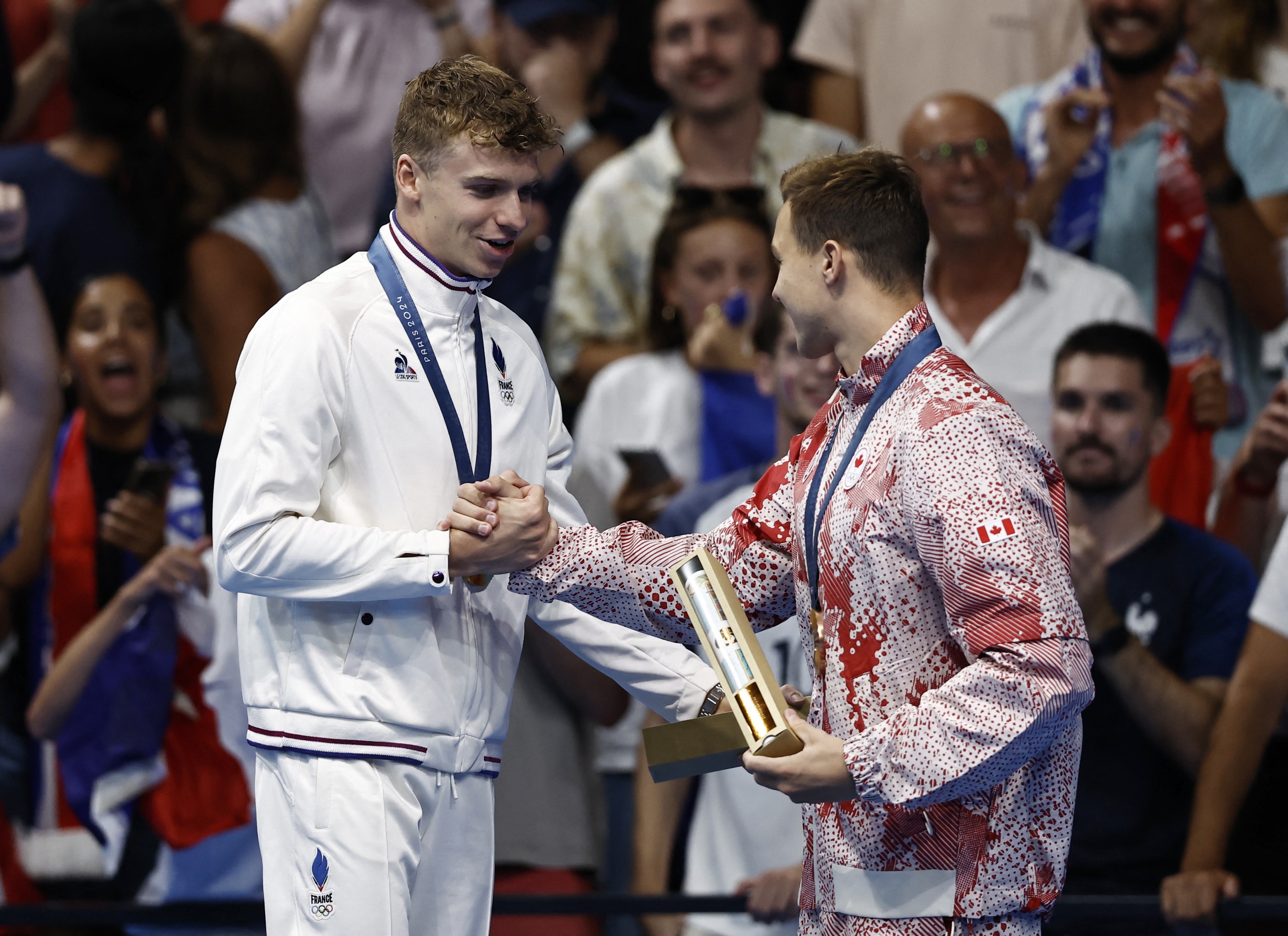 Leon Marchand nhận huy chương 200m bơi bướm Leon Marchand nhận huy chương 200m bơi bướm