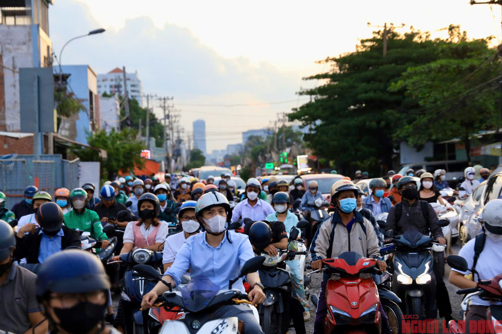 Người dân đổ về quê nghỉ lễ, nhiều tuyến đường cửa ngõ TP HCM ùn ứ- Ảnh 1.