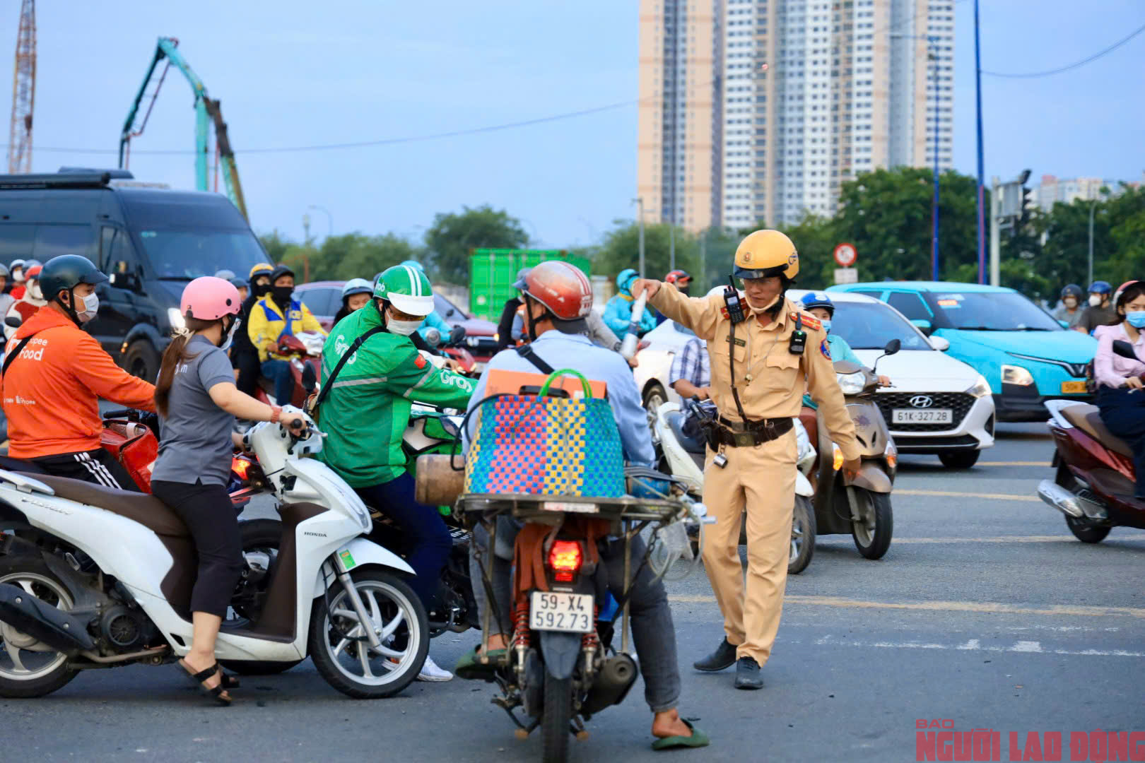 Người dân đổ về quê nghỉ lễ, nhiều tuyến đường cửa ngõ TP HCM ùn ứ- Ảnh 5.