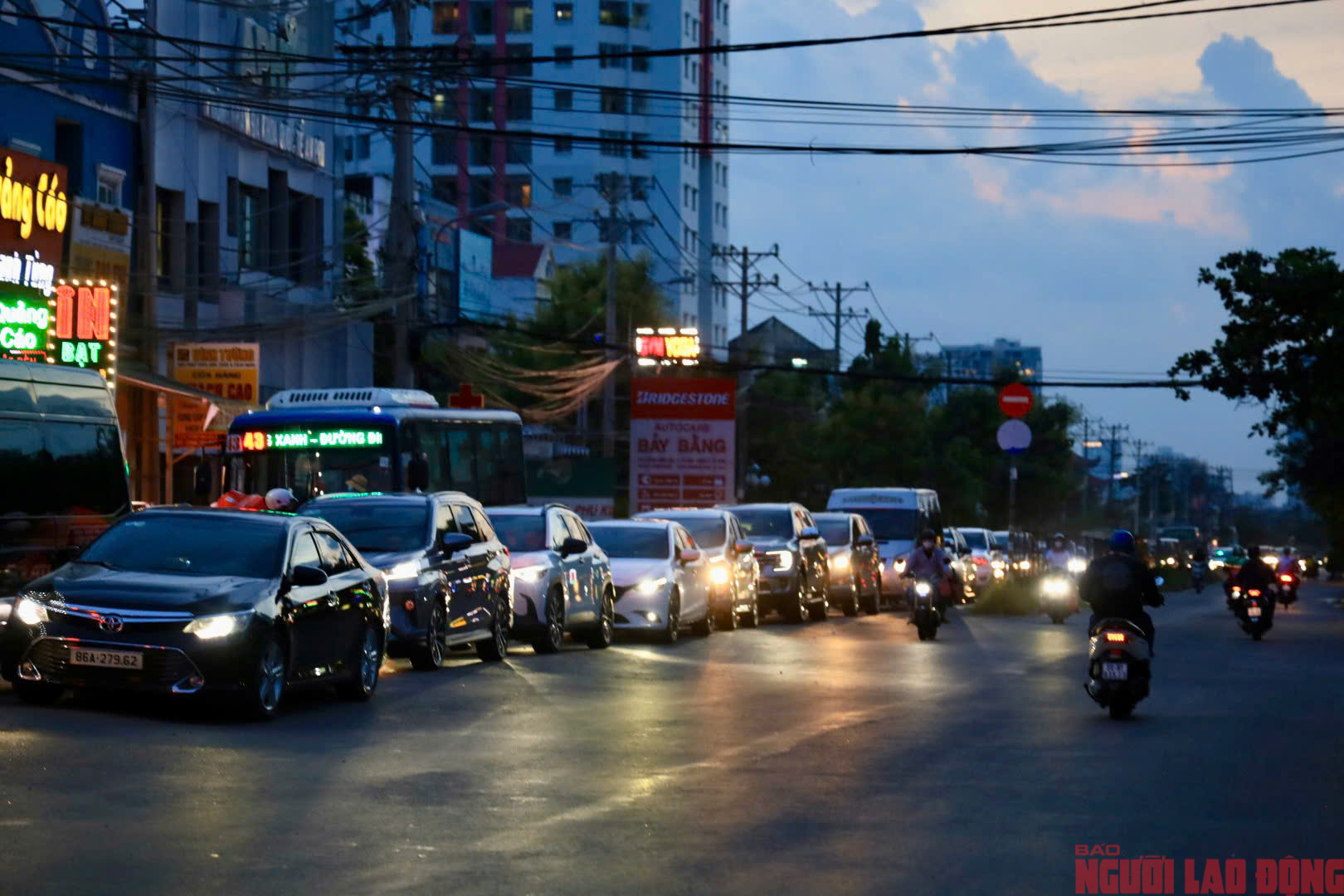 Người dân đổ về quê nghỉ lễ, nhiều tuyến đường cửa ngõ TP HCM ùn ứ- Ảnh 10.