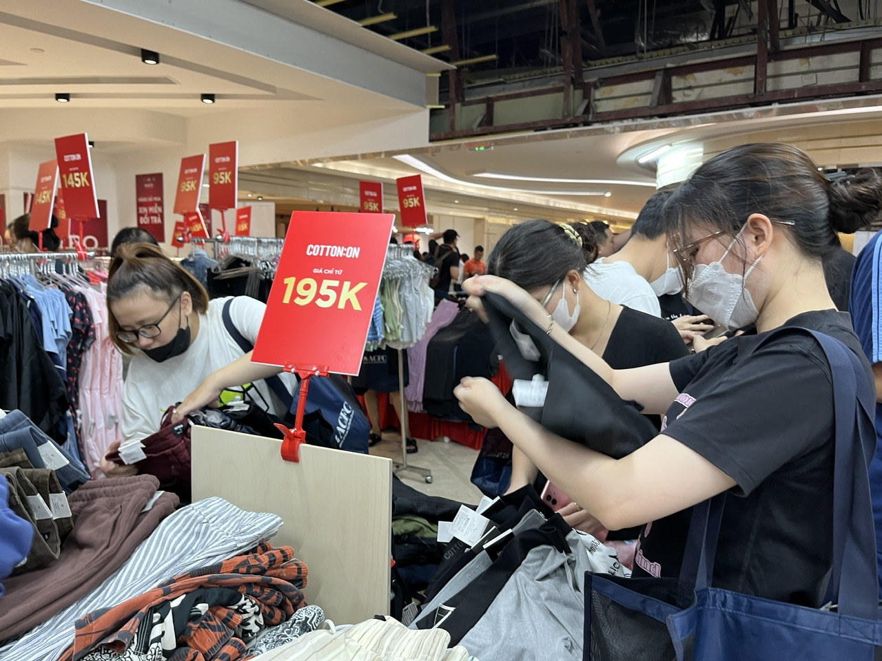 TP HCM khai mạc siêu sale hàng hiệu, quần jean Calvin Klein giá 1,2 triệu, giày Nike chưa tới 1 triệu đồng...- Ảnh 2.