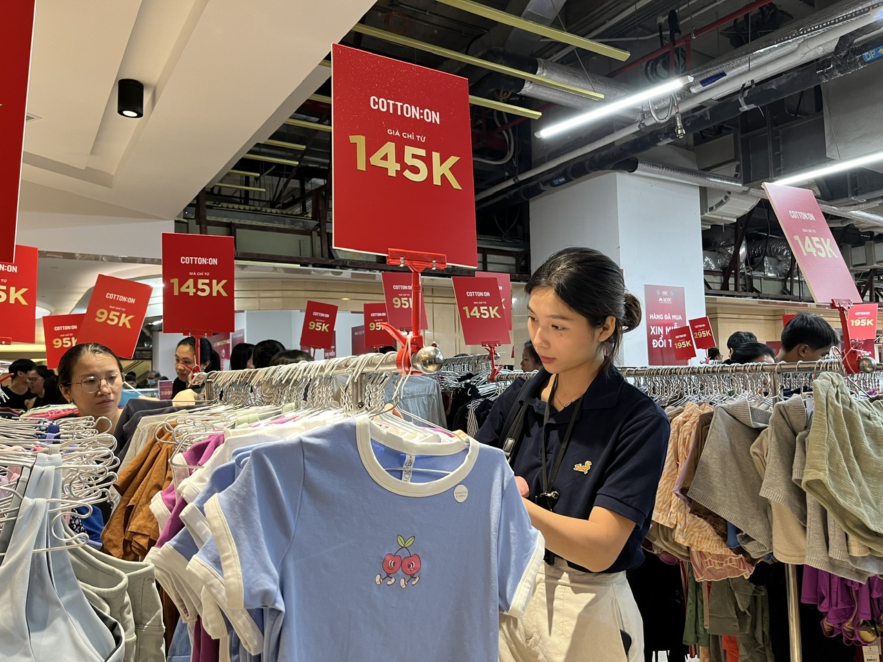 TP HCM khai mạc siêu sale hàng hiệu, quần jean Calvin Klein giá 1,2 triệu, giày Nike chưa tới 1 triệu đồng...- Ảnh 1.