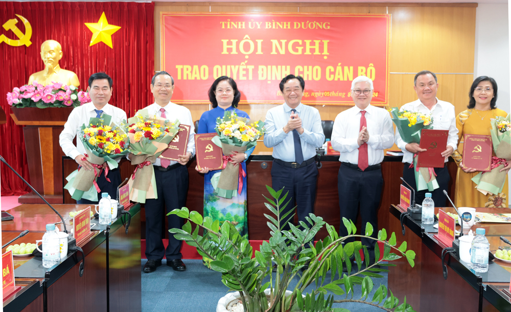 Bình Dương công bố các quyết định nhân sự quan trọng- Ảnh 1. Bình Dương công bố các quyết định nhân sự quan trọng- Ảnh 1.