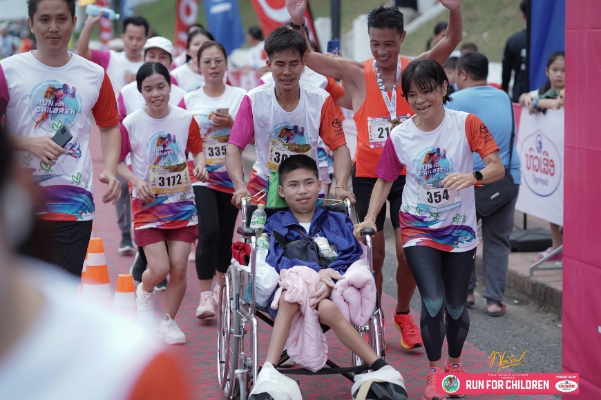 A group of people running in a marathon  Description automatically generated