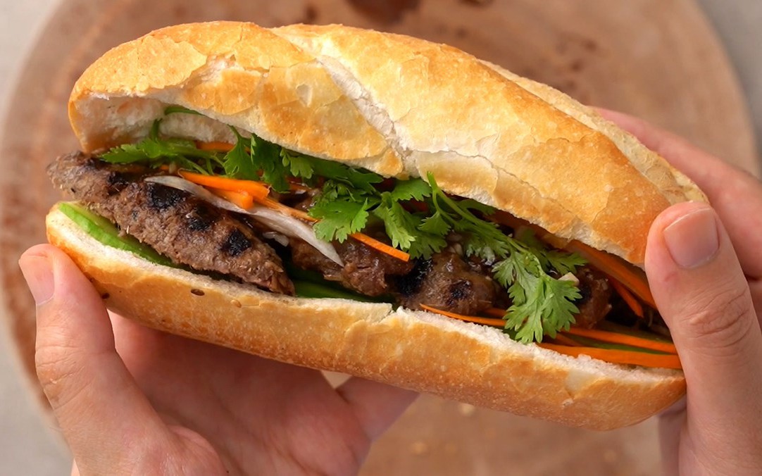 20 công nhân nhập viện, nghi ngộ độc sau khi ăn bánh mì