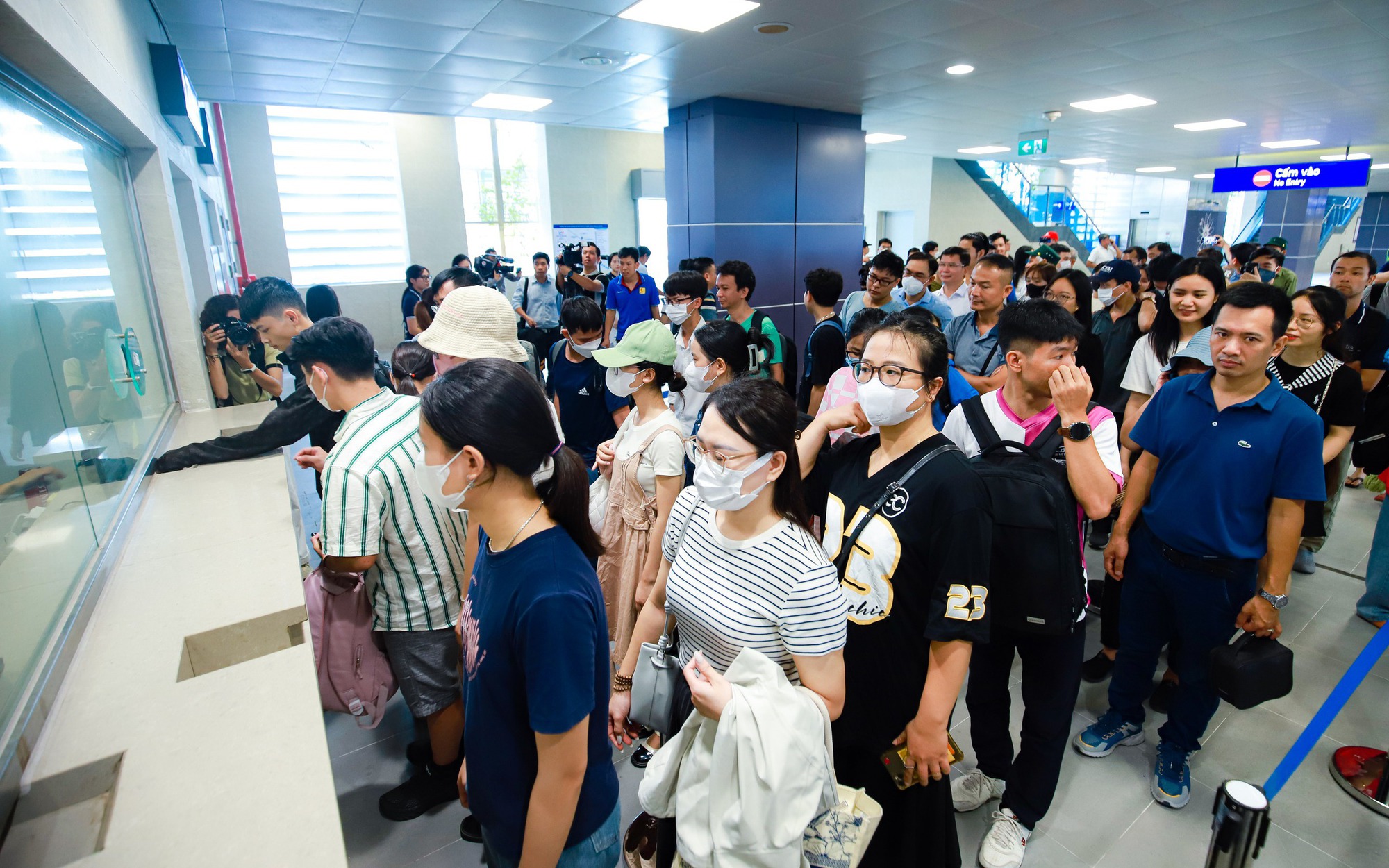 VIDEO: Người dân hào hứng trải nghiệm Metro Nhổn - ga Hà Nội sau 15 năm chờ đợi